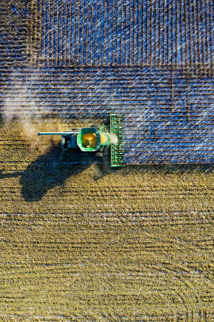 Landmaschine auf einem Feld
