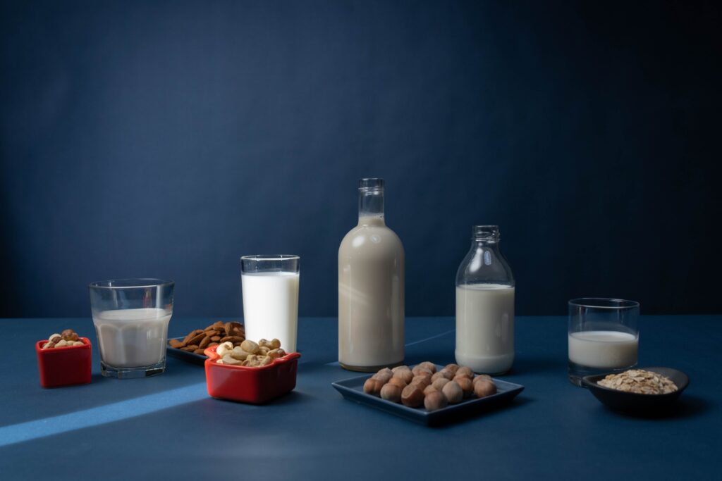 Pflanzliche Milchalternativen: Hafermilch, Mandelmilch, Haselnussmilch