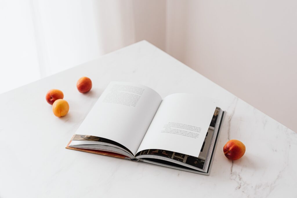 Buch und Nektarinen auf Kücheninsel